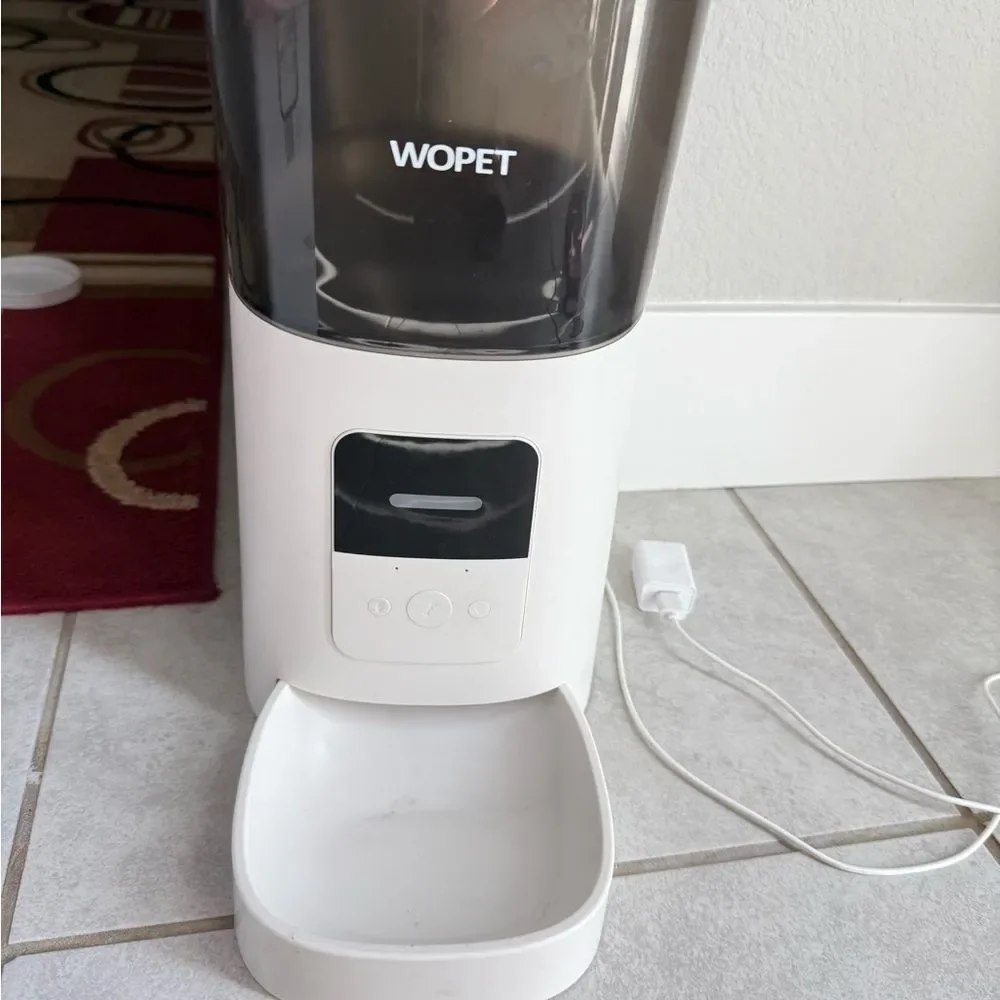 White and‎ Black Dog Feeder with Automatic Dispensing